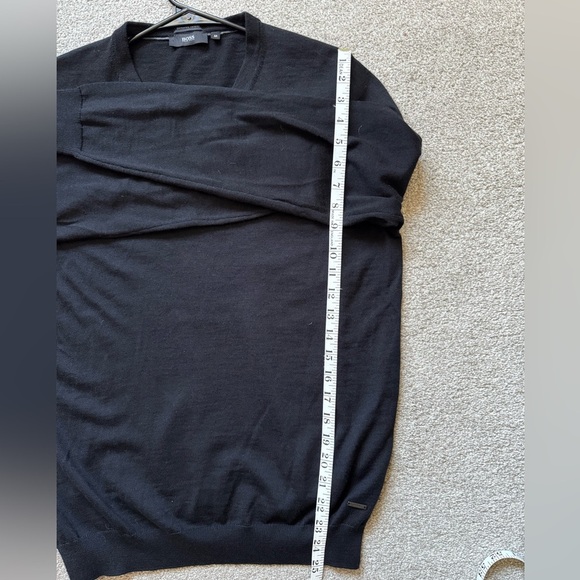 MENS HUGO BOSS  REGULAR-FIT V-NECK | SIZE M | 100% VIRGIN WOOL - Picture 8 of 9